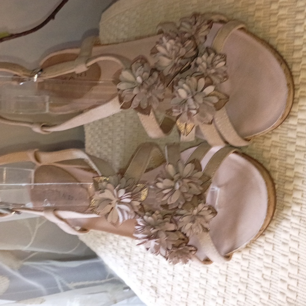 Tahari Floral Cork Wedge Beige Sandals Size 8M Ike New.